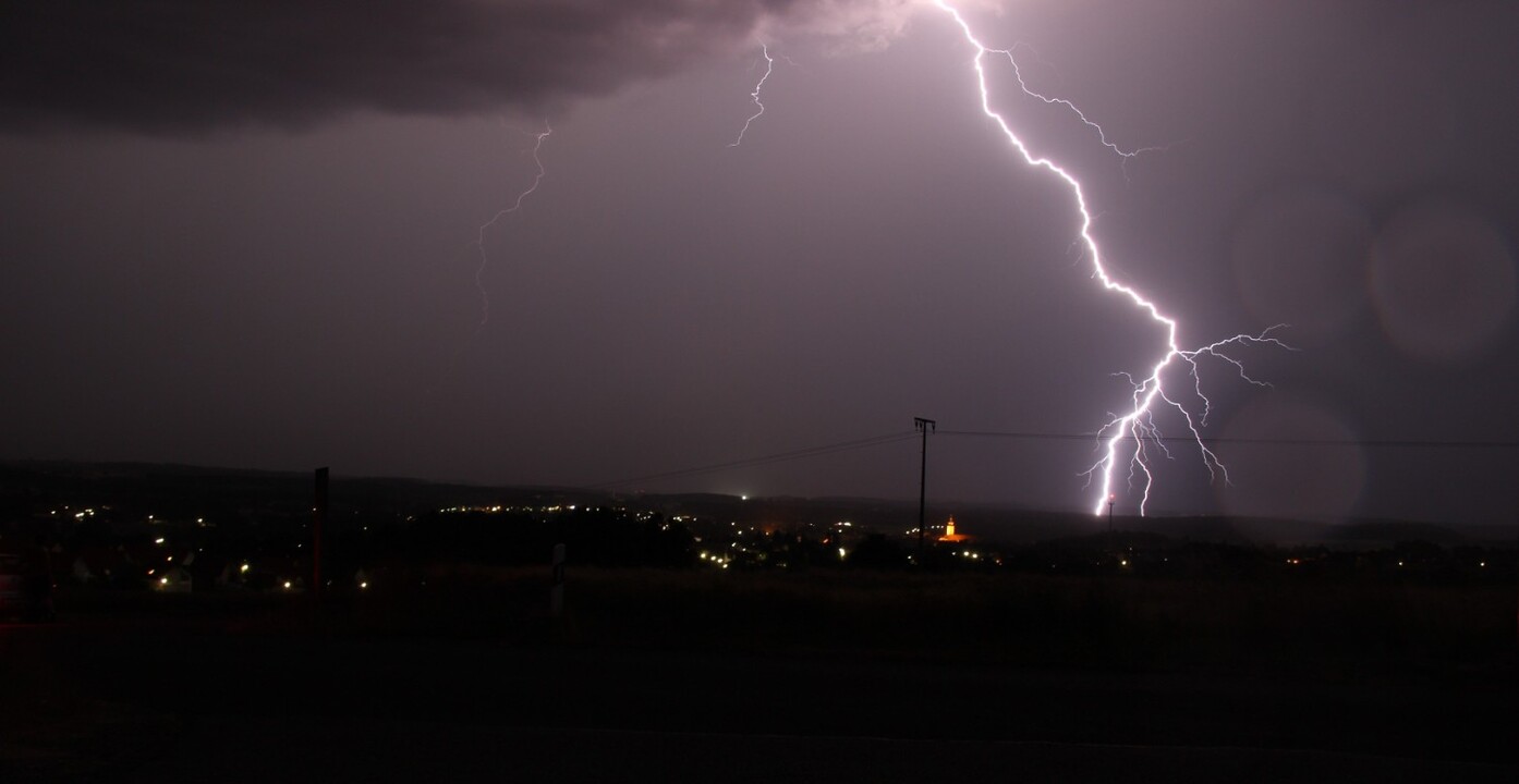 Komşuda bir gecede 31 bin kez şimşek çaktı