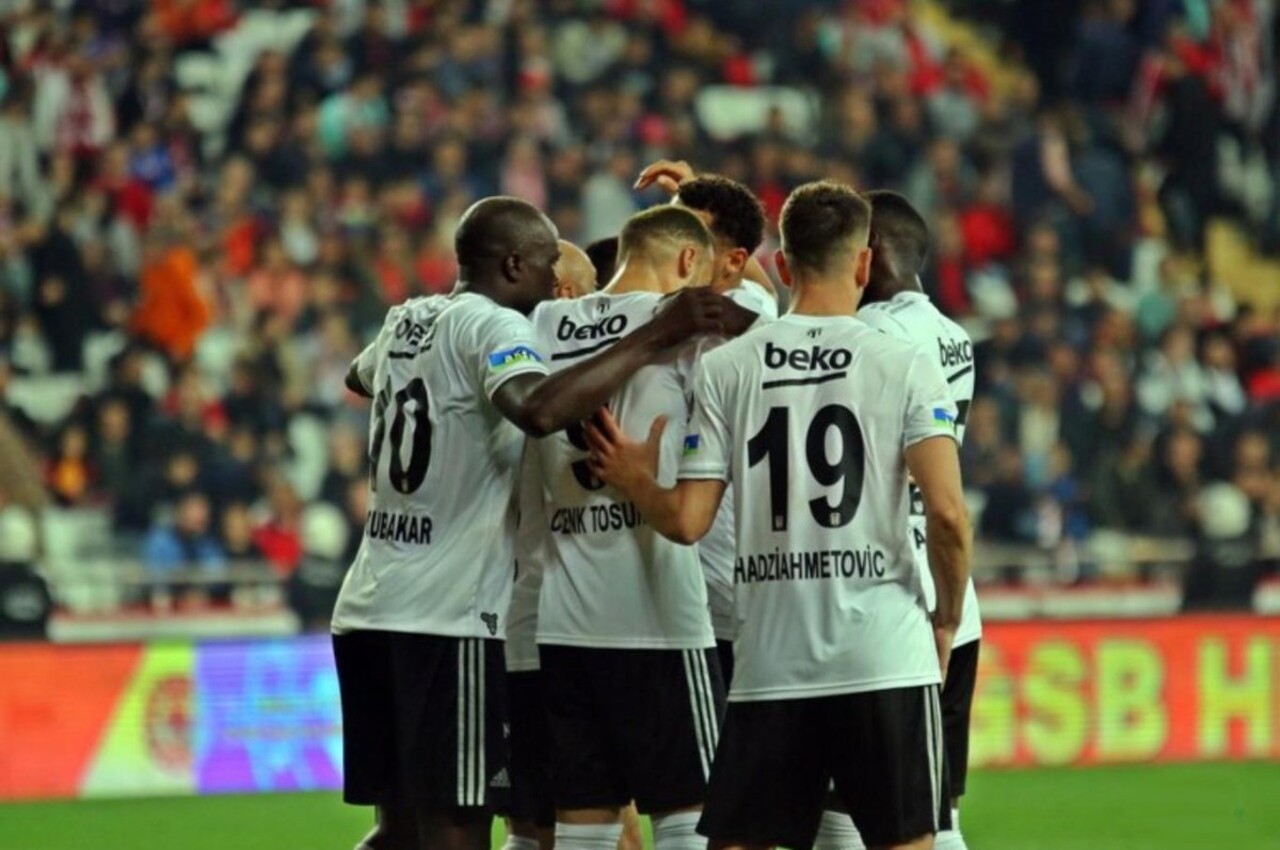 Beşiktaş 11 futbolcuyu kapı dışarı ediyor