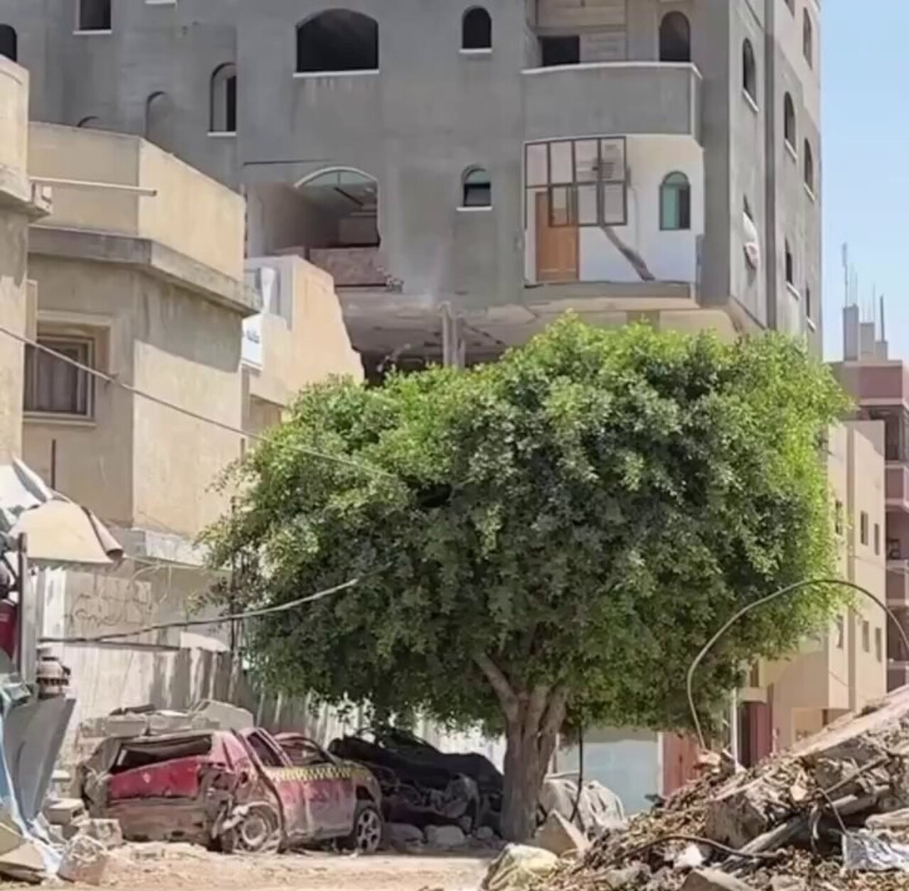 İsrail, mülteci kampındaki 7 katlı binayı bombaladı