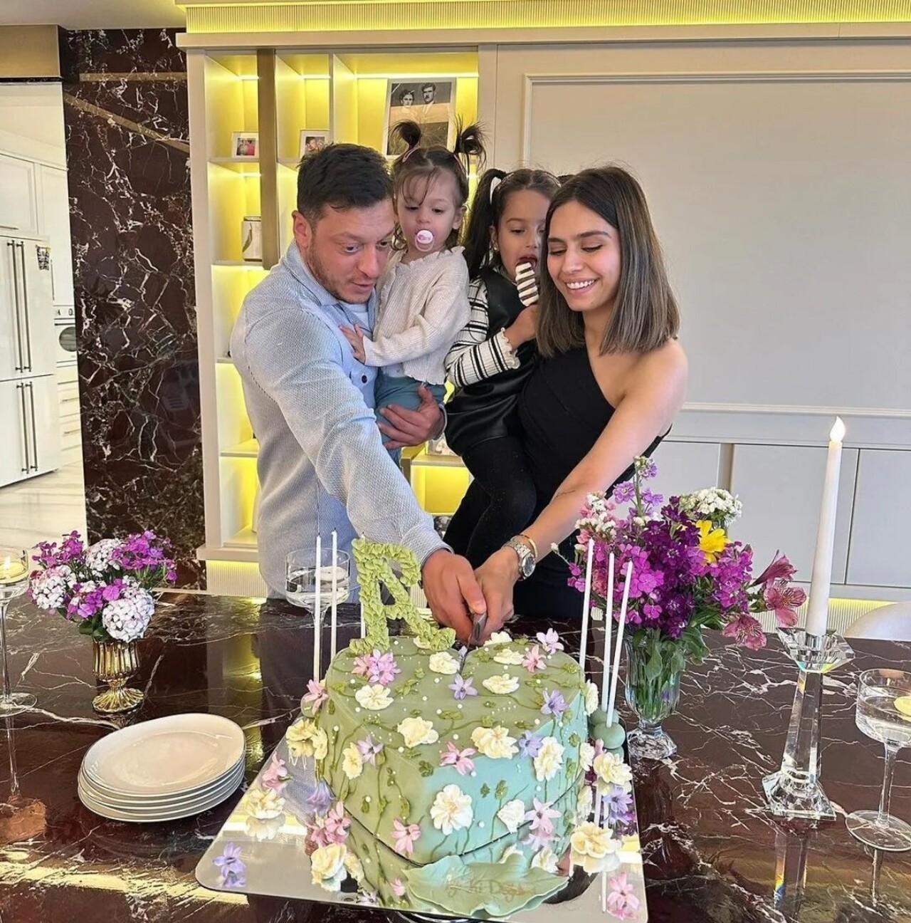 Mesut Özil ve Amine Gülşe'nin lüks villası göz kamaştırdı