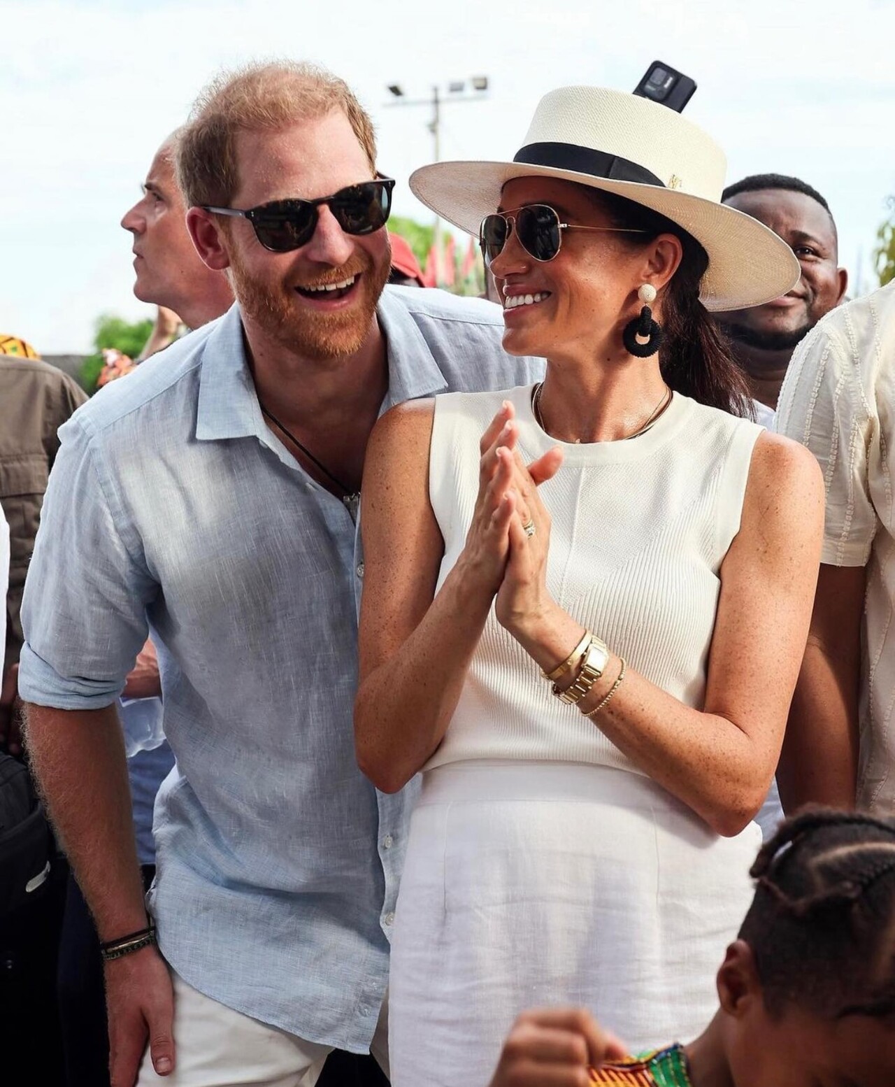 Prens Harry, öpücüklerle kraliyet ailesine gövde gösterisi yaptı