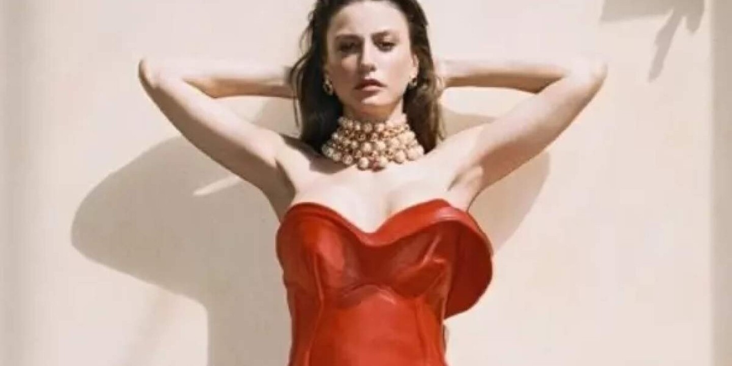 serenay sarıkaya kırmızı tarzı