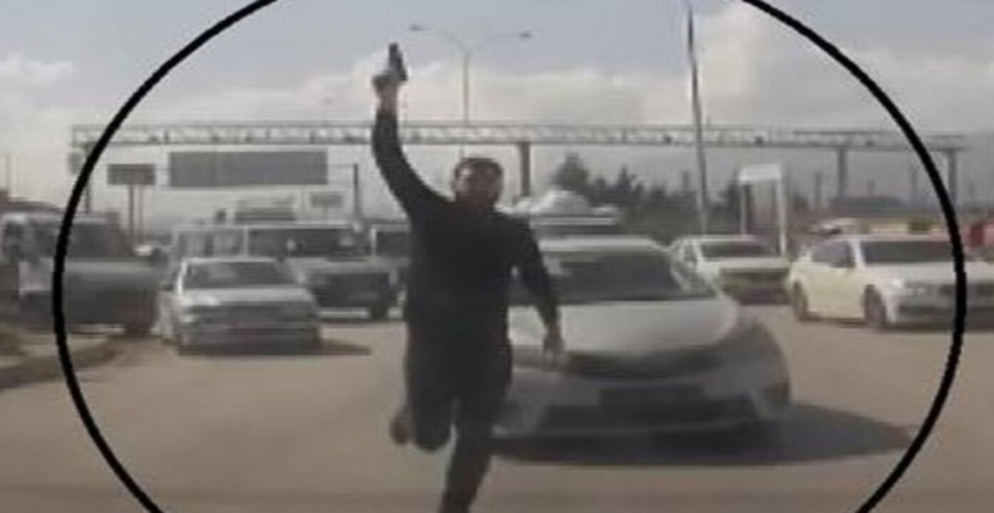 Sivil polis, silahını trafikte kullandı