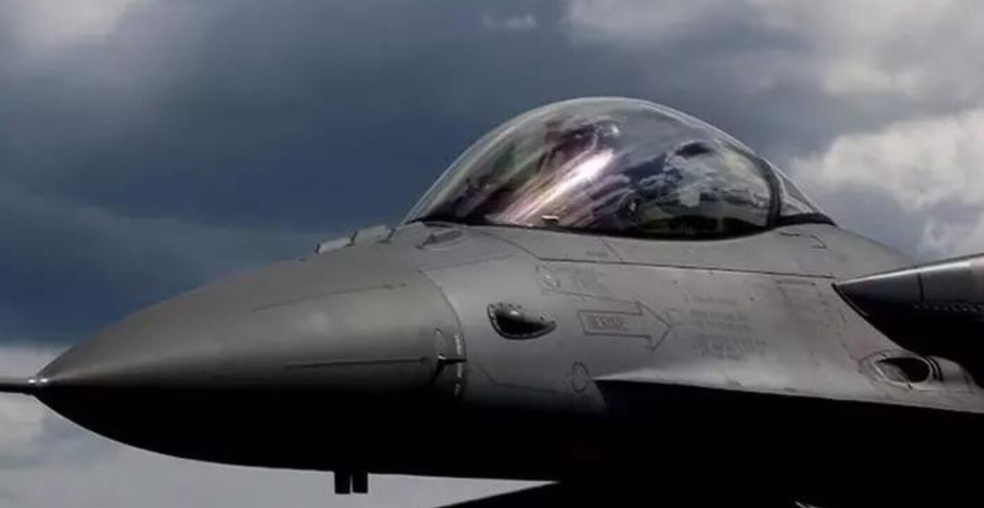 Ukrayna F-16 savaş uçağı