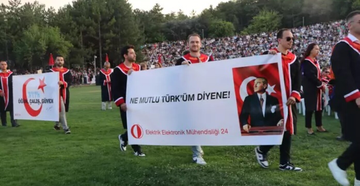 ODTÜ mezuniyet töreninde açılan pankartlar sosyal medyayı salladı