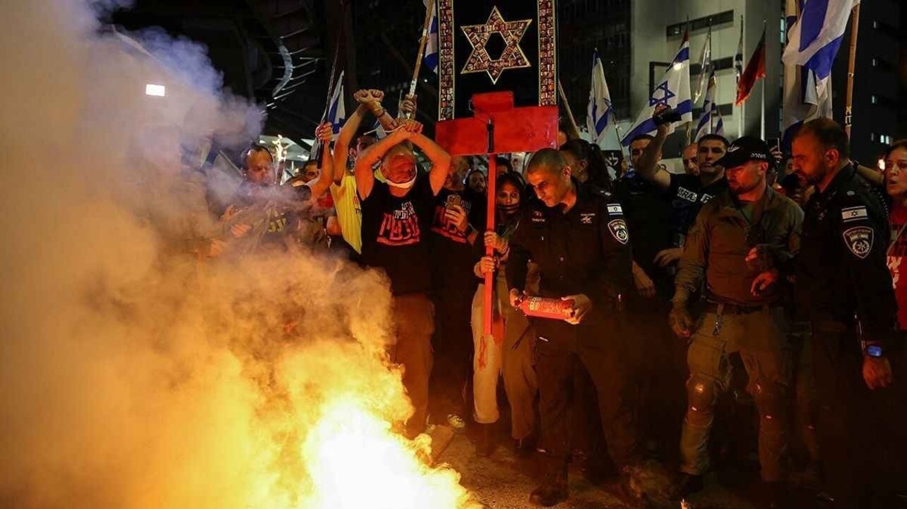 İsrail'de ortalık karıştı Tel Aviv alev alev