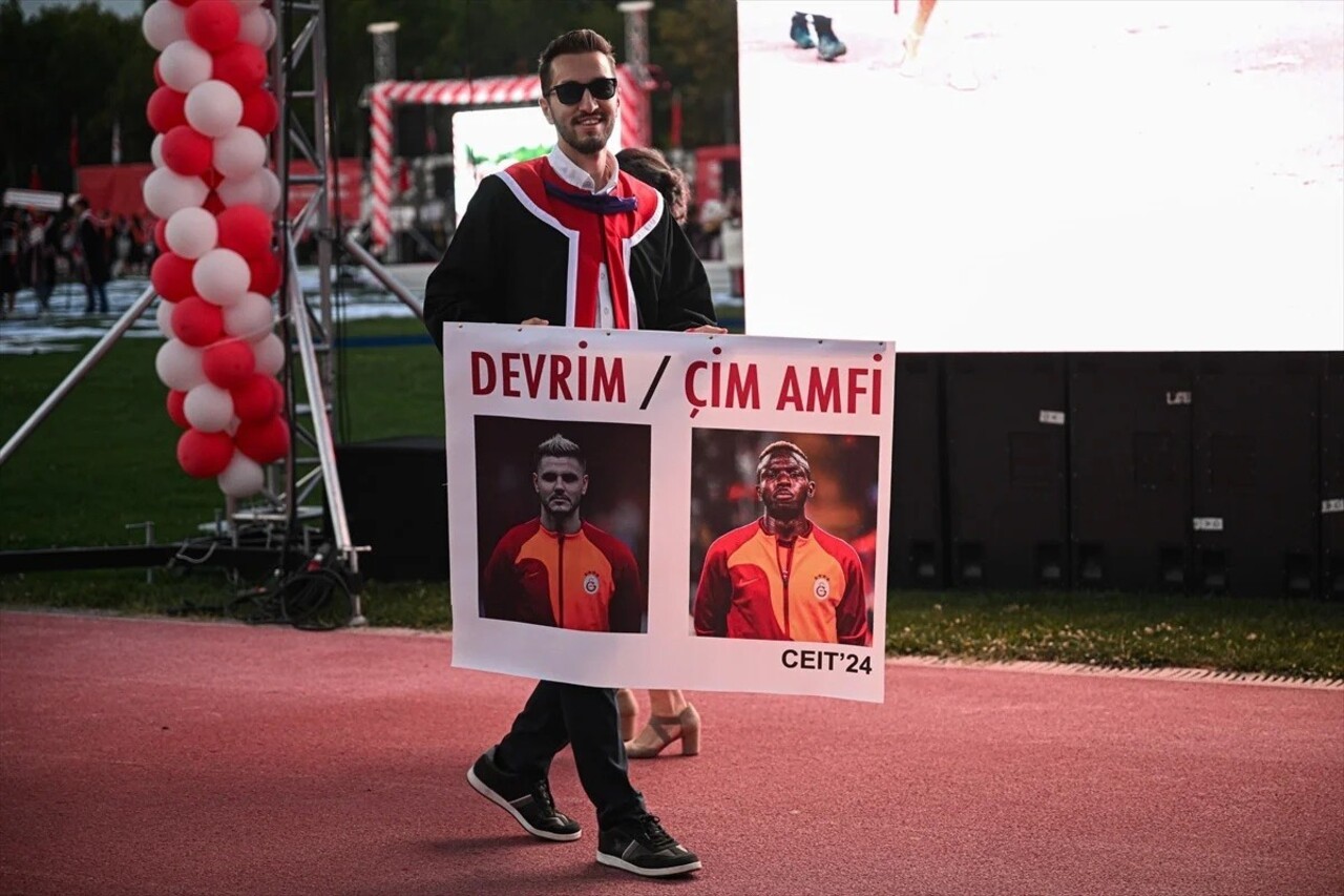 ODTÜ mezuniyet töreninde açılan pankartlar sosyal medyayı salladı