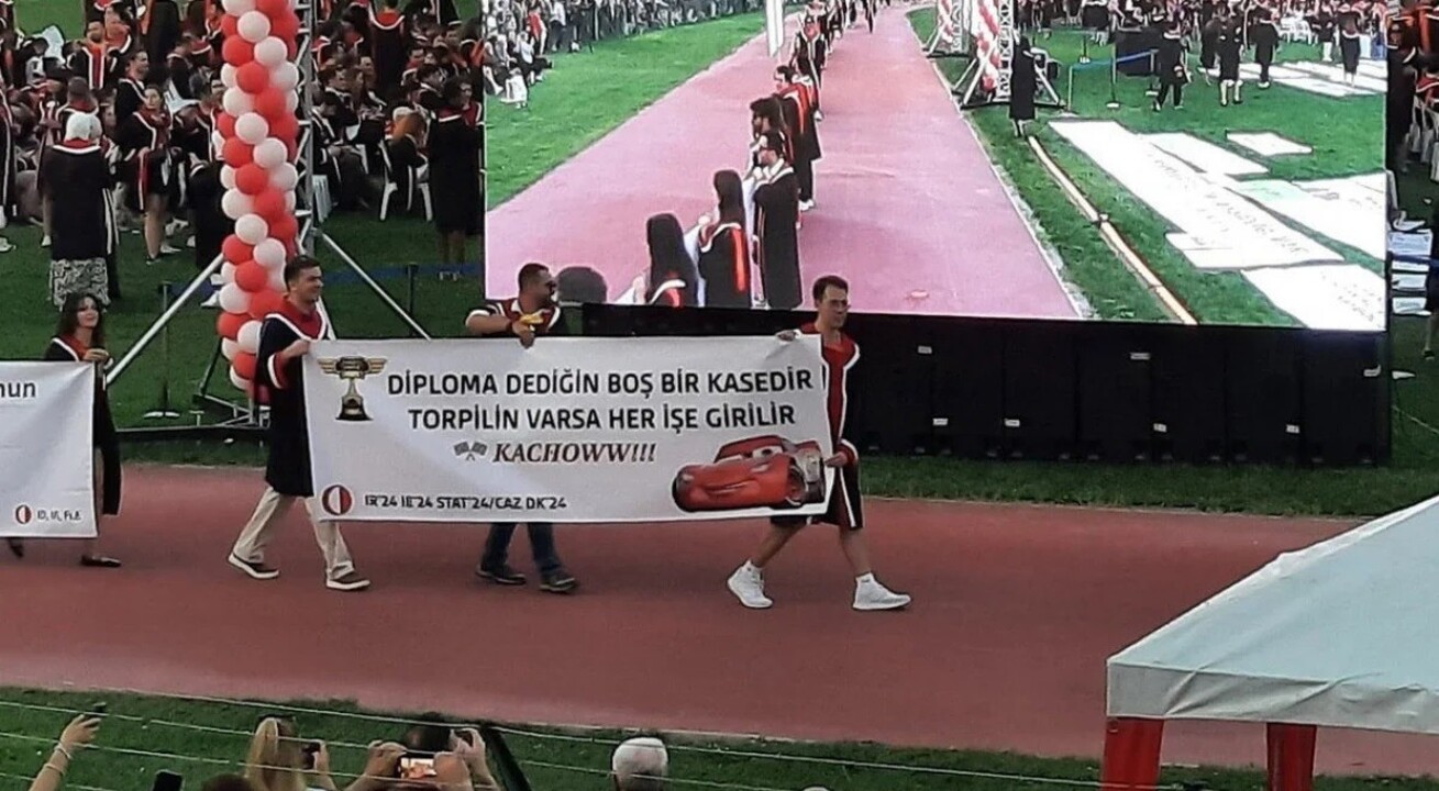 ODTÜ mezuniyet töreninde açılan pankartlar sosyal medyayı salladı