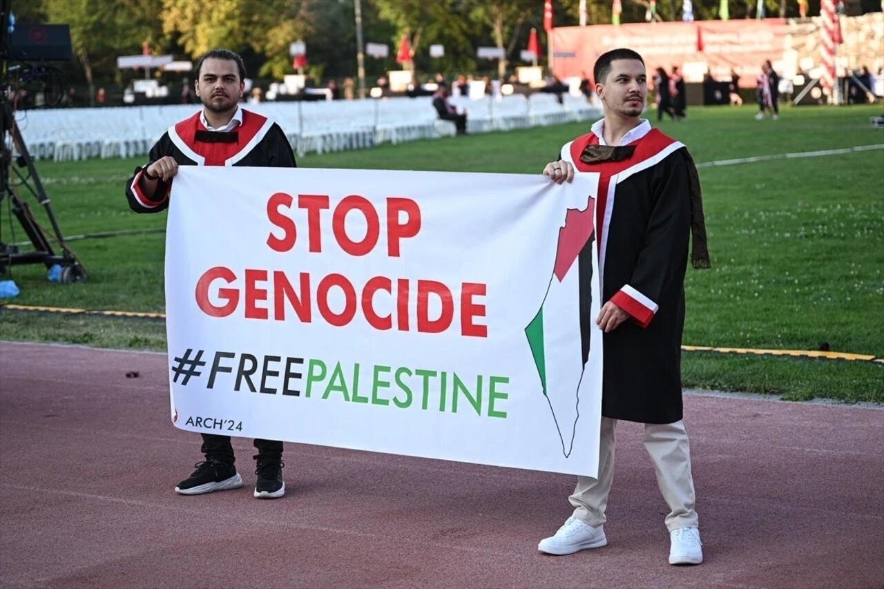 ODTÜ mezuniyet töreninde açılan pankartlar sosyal medyayı salladı