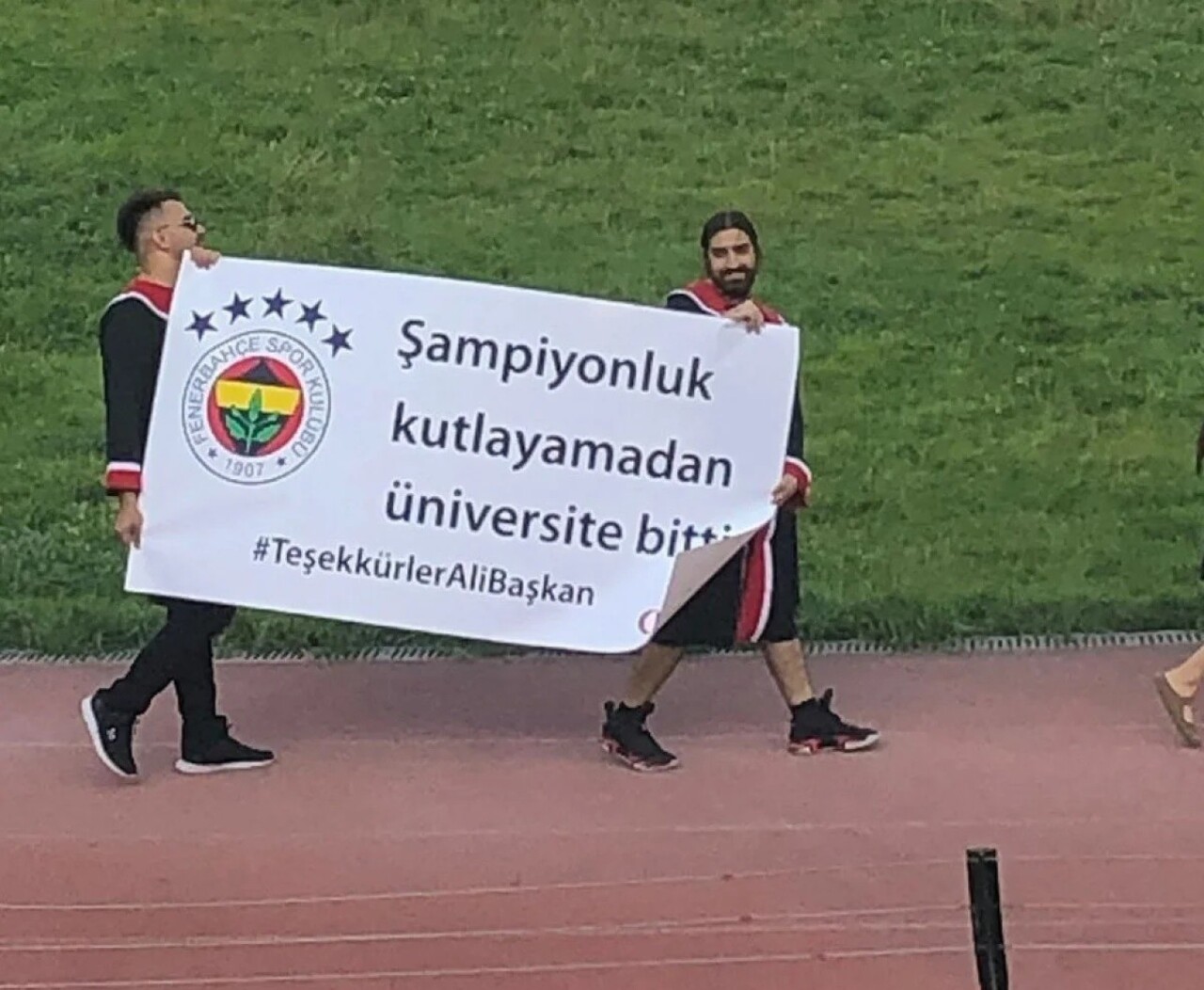 ODTÜ mezuniyet töreninde açılan pankartlar sosyal medyayı salladı