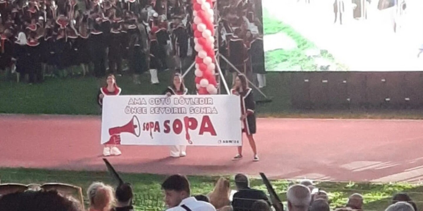 ODTÜ mezuniyet töreninde açılan pankartlar sosyal medyayı salladı