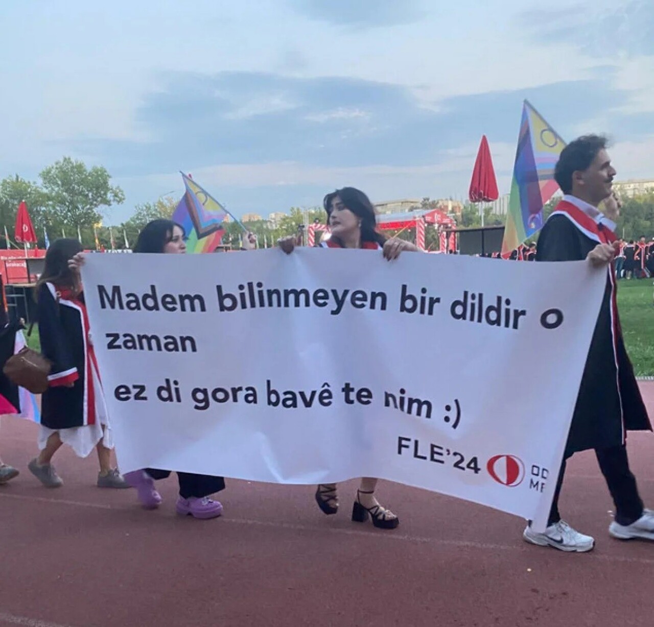 ODTÜ mezuniyet töreninde açılan pankartlar sosyal medyayı salladı