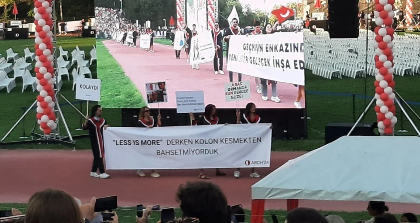 ODTÜ mezuniyet töreninde açılan pankartlar sosyal medyayı salladı