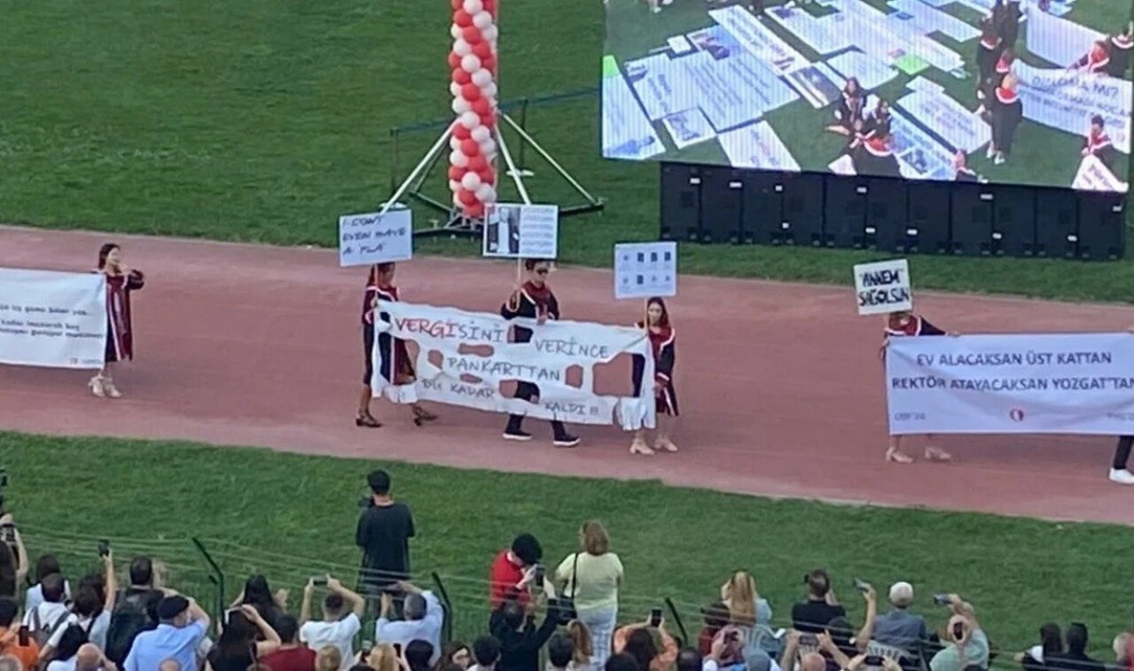 ODTÜ mezuniyet töreninde açılan pankartlar sosyal medyayı salladı