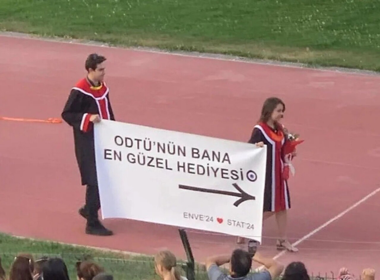 ODTÜ mezuniyet töreninde açılan pankartlar sosyal medyayı salladı