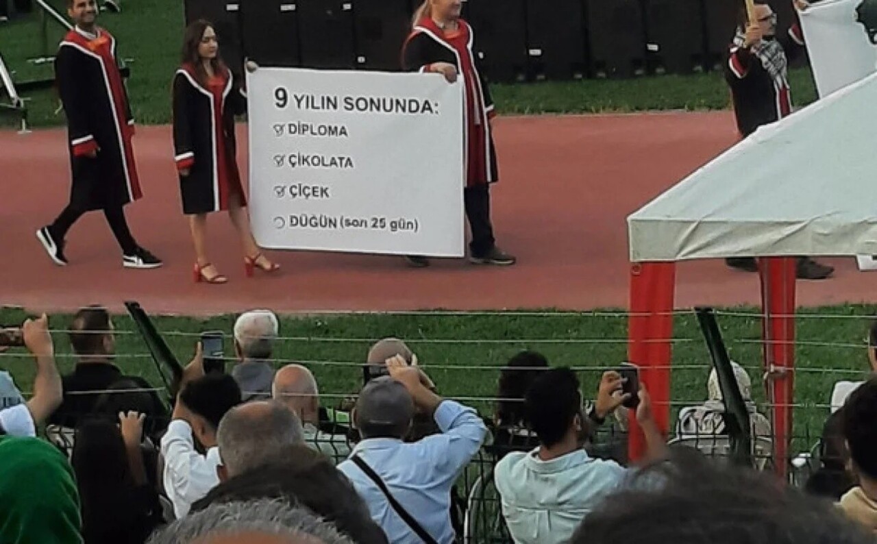 ODTÜ mezuniyet töreninde açılan pankartlar sosyal medyayı salladı