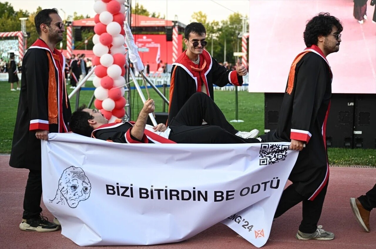 ODTÜ mezuniyet töreninde açılan pankartlar sosyal medyayı salladı
