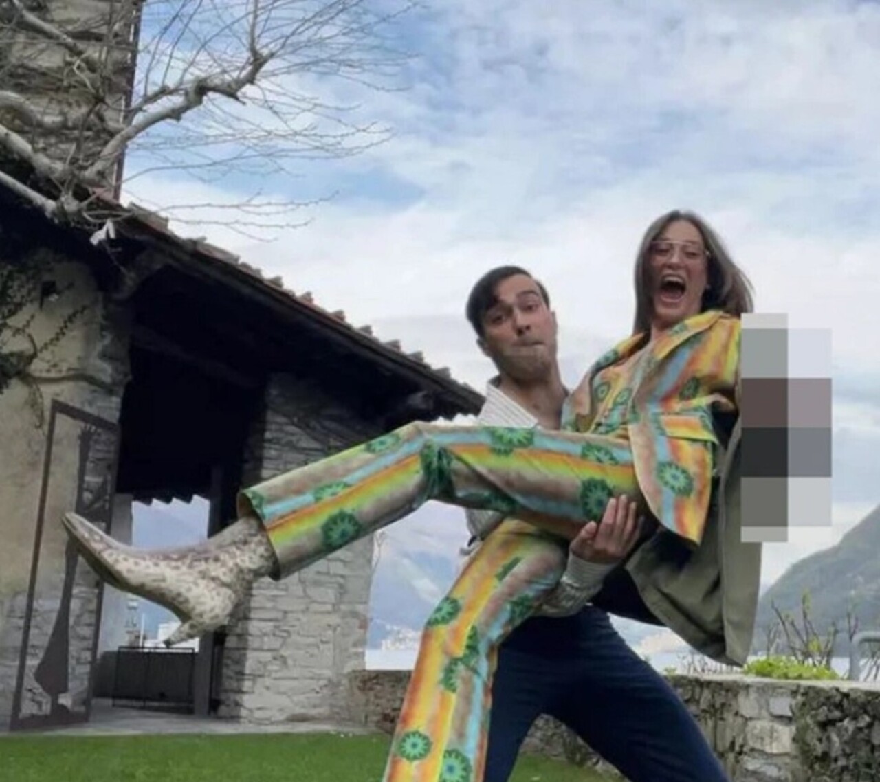 Serenay Sarıkaya ve Mert Demir'den delidolu aşk pozları