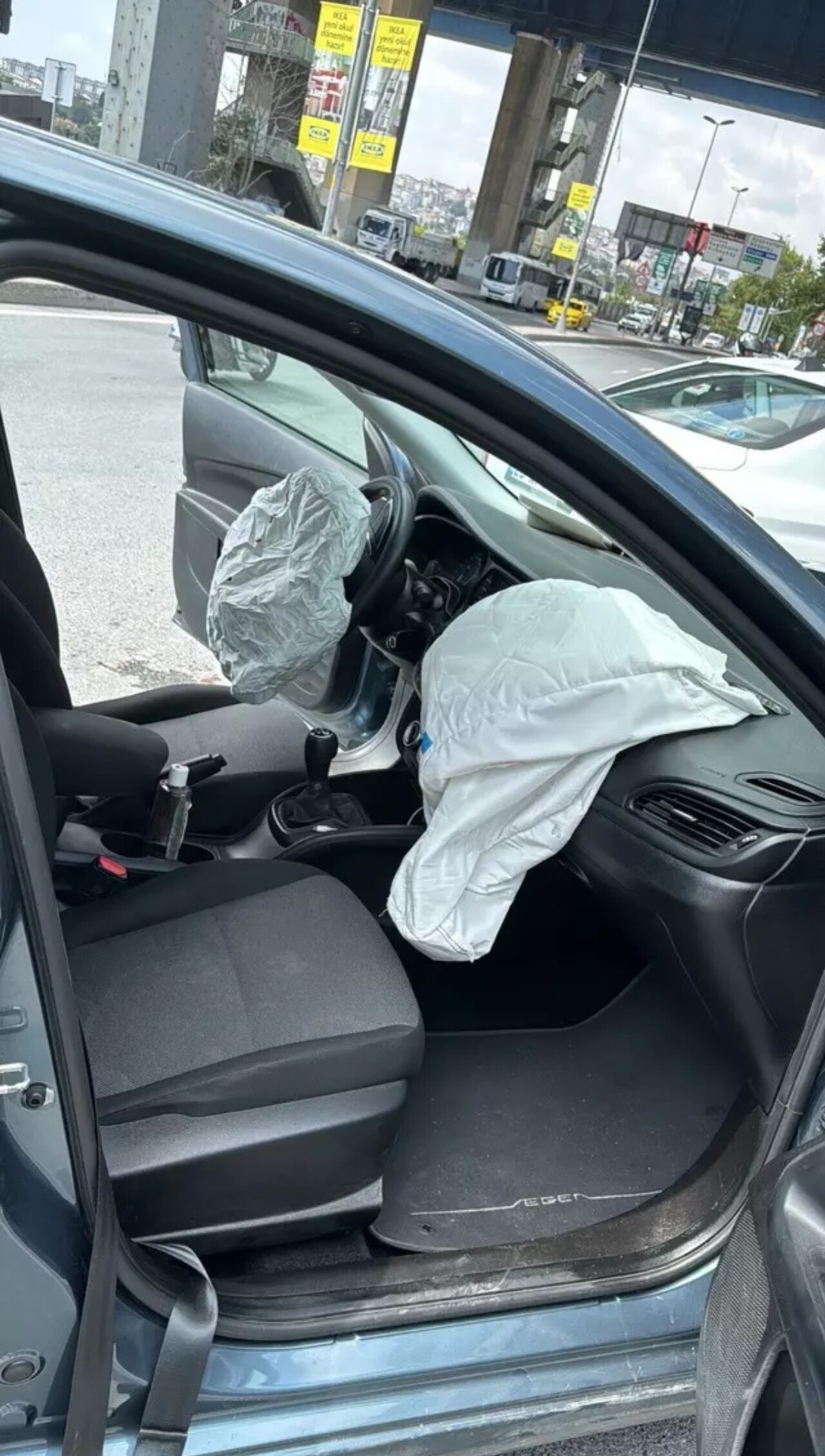 Vedat Milor geçirdiği trafik kazasıyla korkuttu