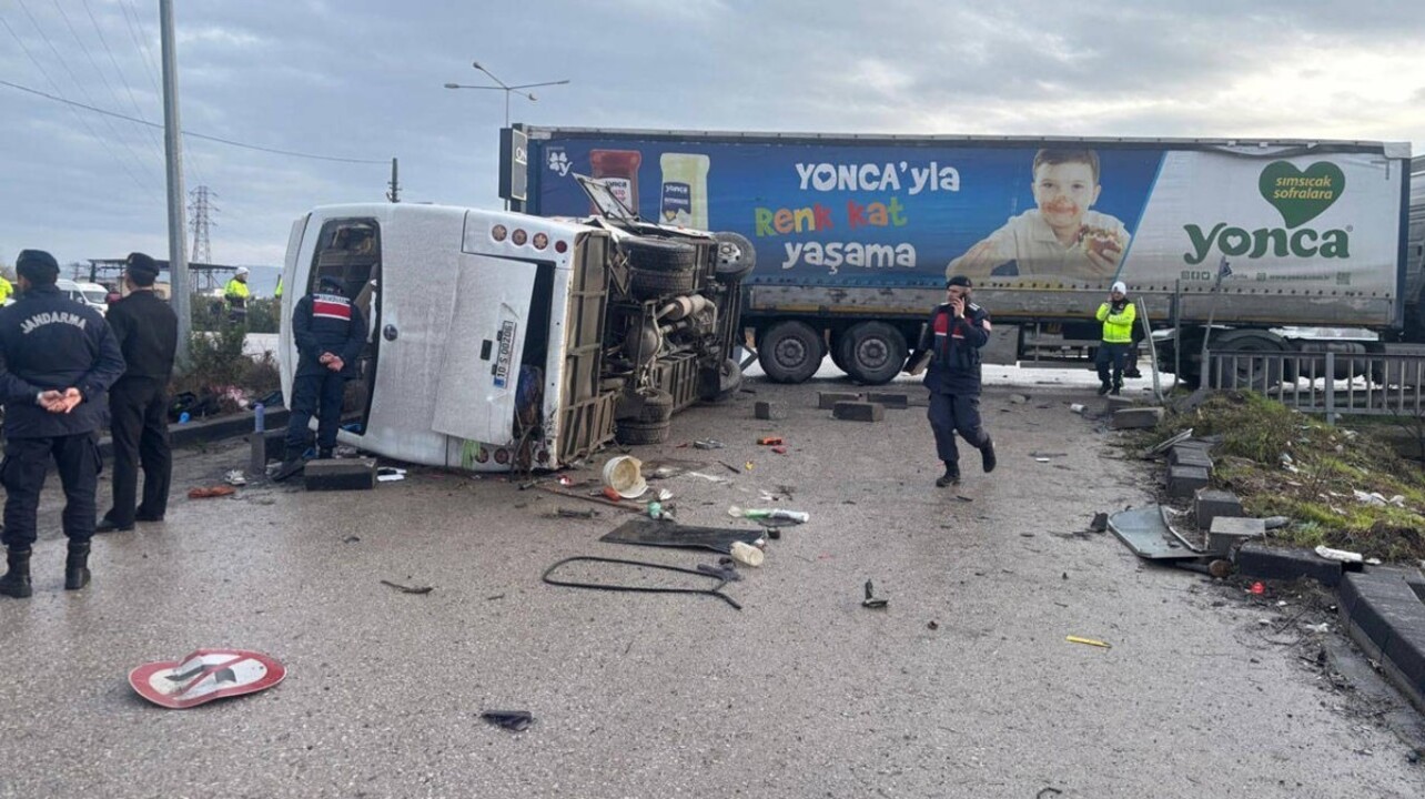 Balıkesir’de öğrencileri taşıyan servis TIR’a çarptı