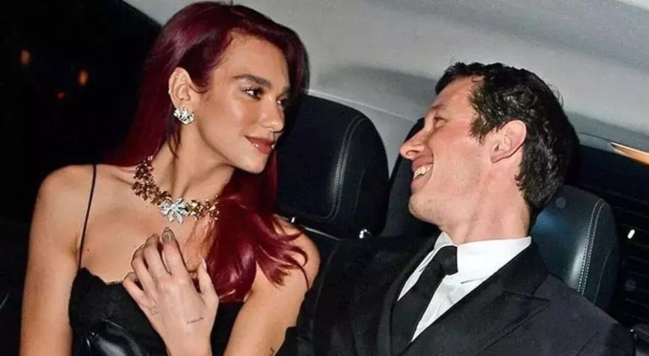 Dua Lipa'dan evliliğe ilk adım! Sevgisi Callum Turner'e 'Evet' dedi!