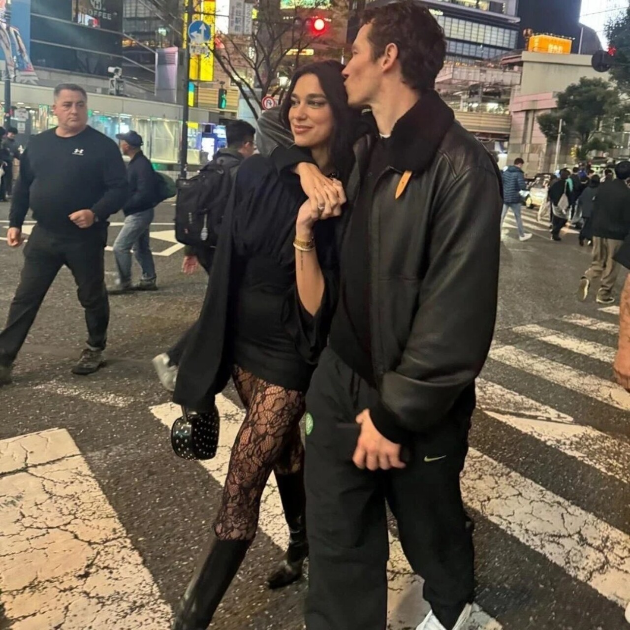 Dua Lipa'dan evliliğe ilk adım! Sevgisi Callum Turner'e 'Evet' dedi!