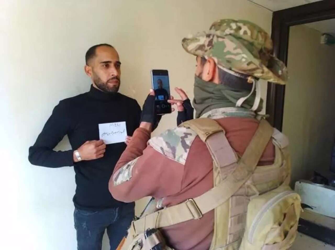 Mülteci diktatör Esad'ın resmi askerlerinin ayakları altında