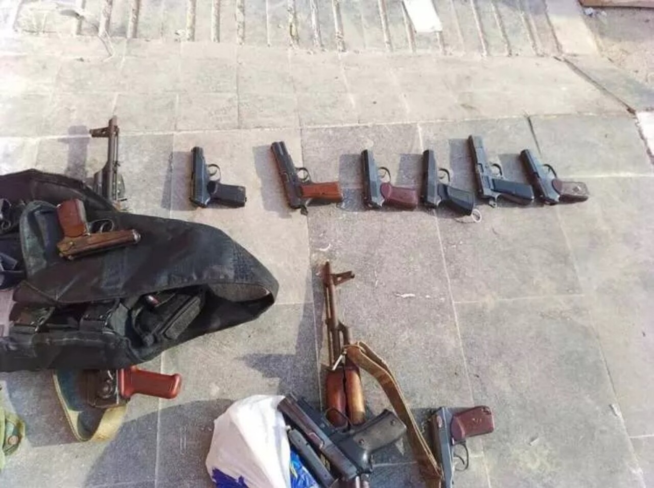 Mülteci diktatör Esad'ın resmi askerlerinin ayakları altında